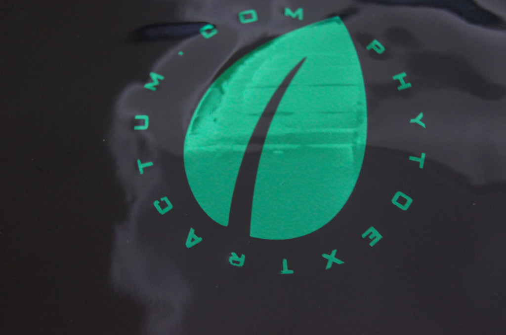 Klarer vorderer Kräuterweihrauch, der recyclebares kundenspezifisches Logo für Tabak-Urlaub verpackt