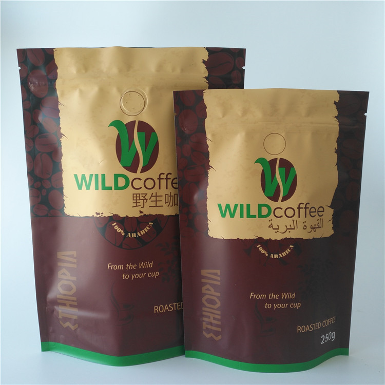 Die wiederversiegelbaren Teebeutel, die Aluminiumfolie verpacken, stehen oben Kaffee-Tasche mit Ventil