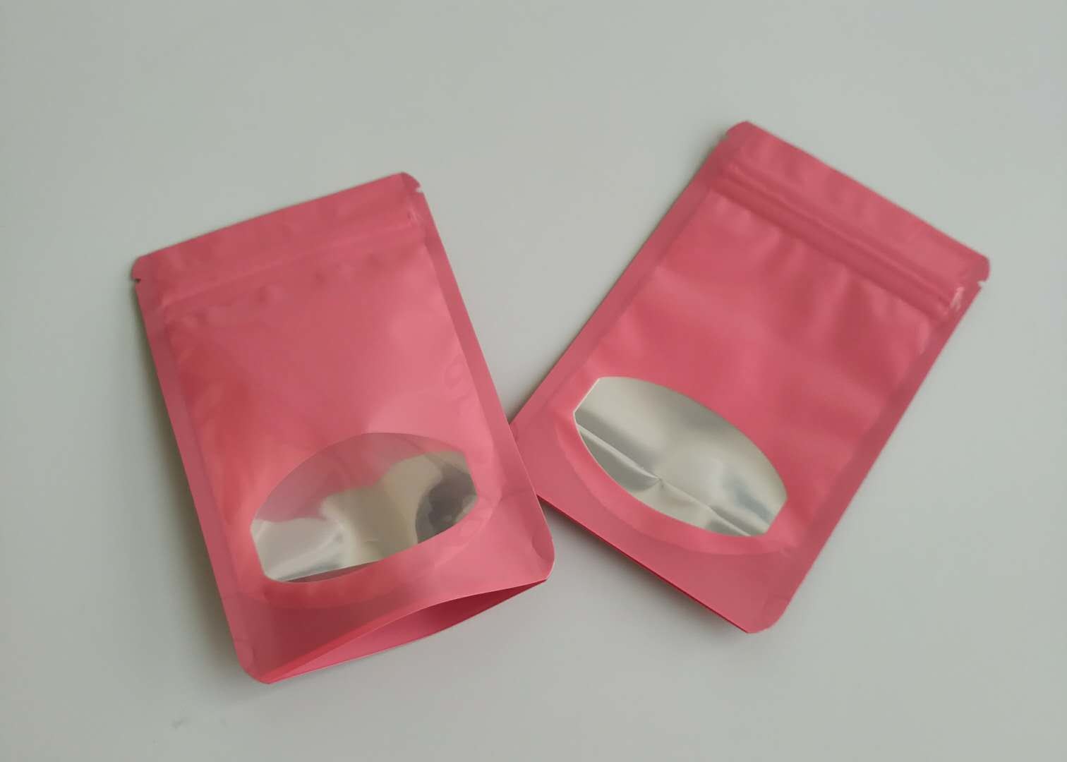 Verschiedene Farbplastikbeutel, die offenbar Schokoladen-Frucht-Süßigkeits-Taschen mit Fenster verpacken