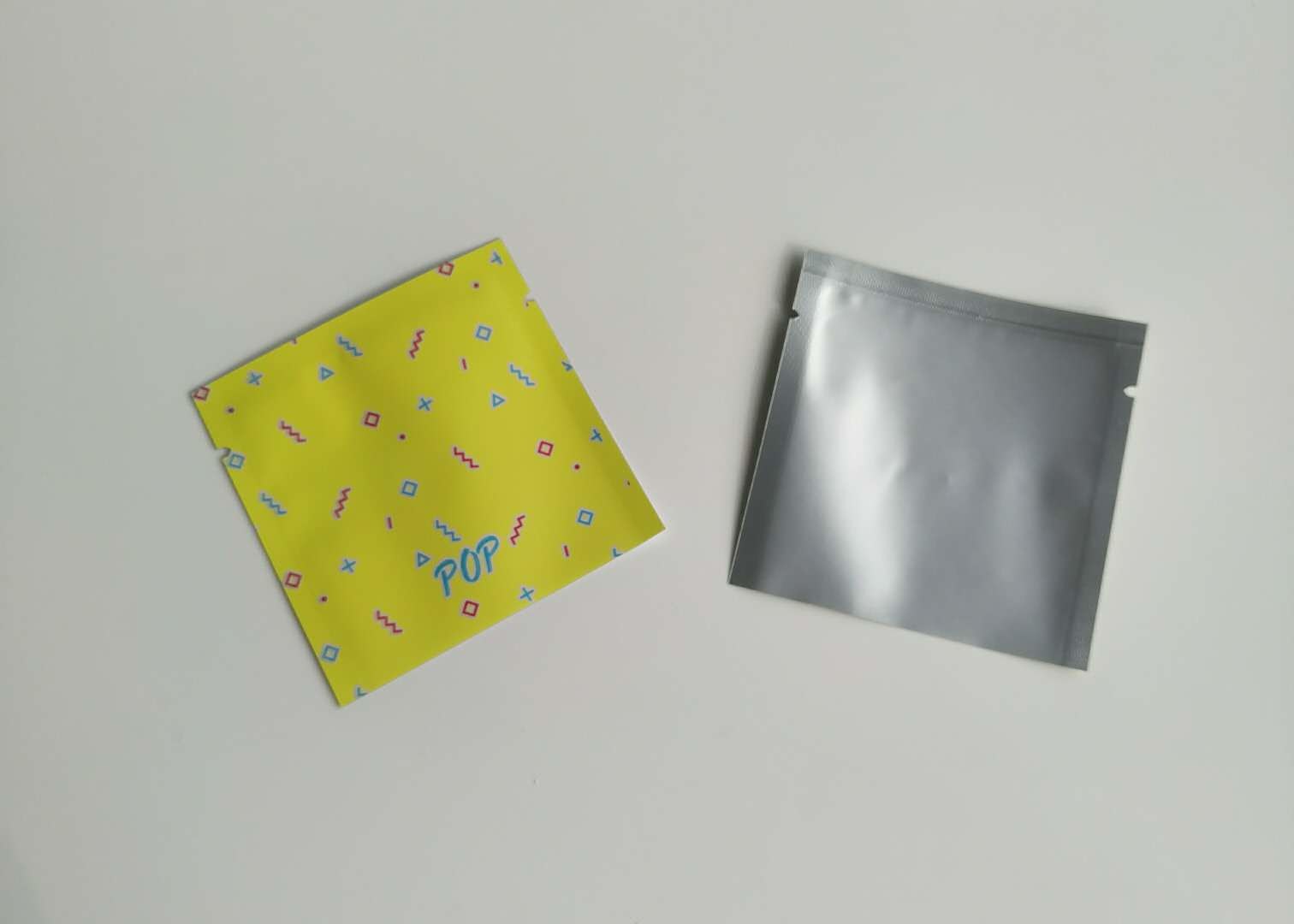 Das kleine Aluminium Plastikbeutel-Verpacken steht oben Köder-Fischerei-Wurm-Tasche mit klarem Fenster