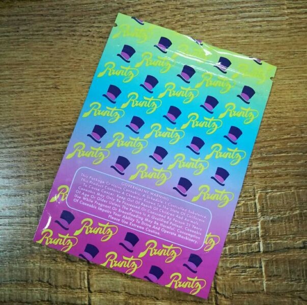 Das Hologramm, das den Kräuterweihrauch verpackt druckt, Plätzchen stehen oben Plastikbeutel für großen exotischen Als