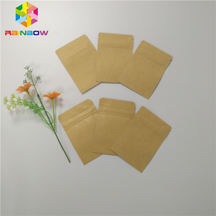 Wiederverwendbare Seitenheißsiegel Kraftpapier-Papiertüte-drei, der für Kosmetik-Beispielpaket verpackt