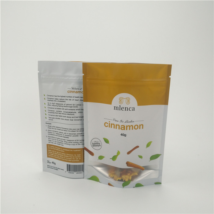 Weiße Hintergrund-Reißverschluss-MattKosmetiktaschen stehen oben Zimt Doypack 40g