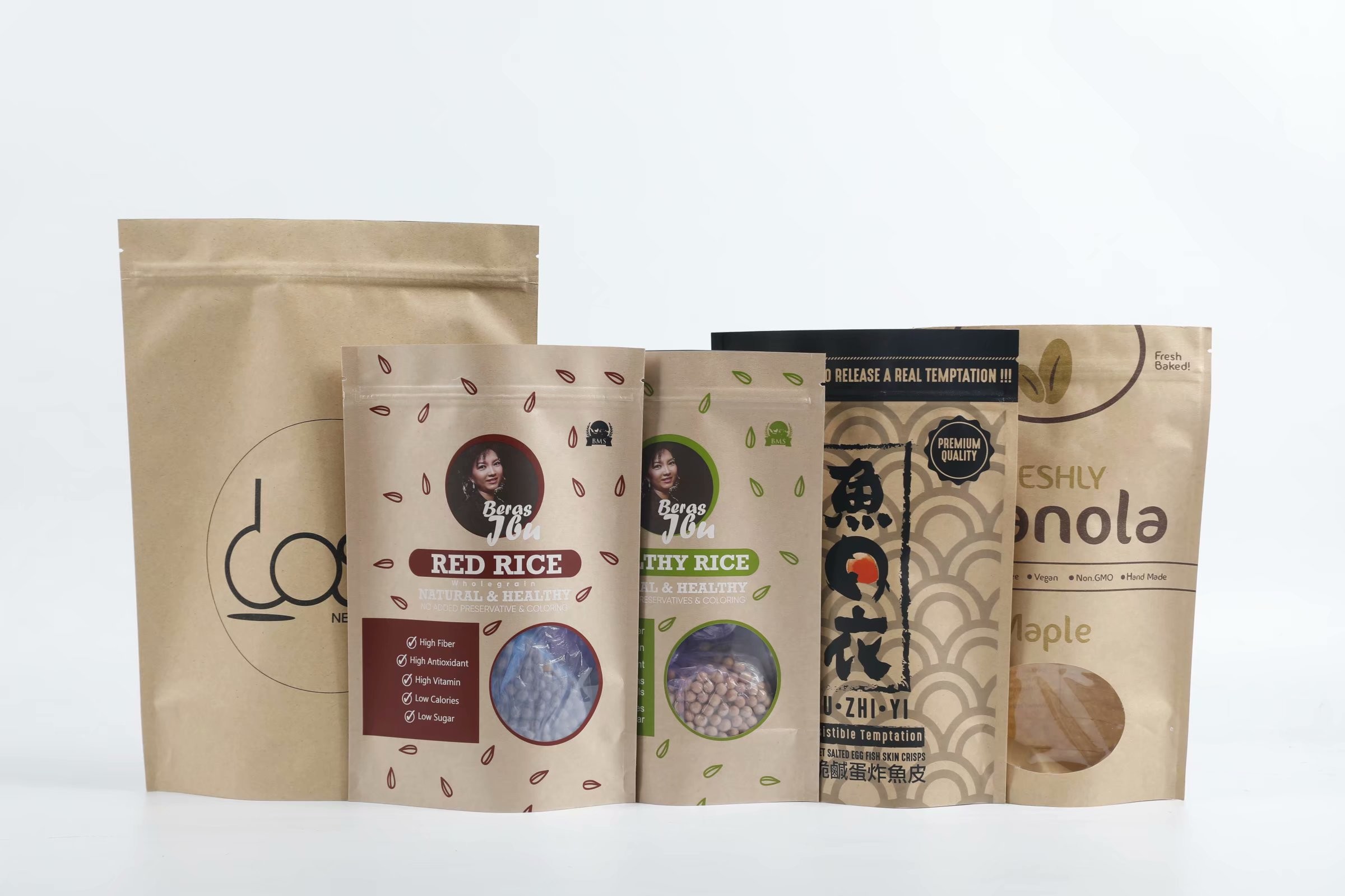 Feuchtigkeitsfeste Plätzchen stehen oben Kraftpapier-Beutel