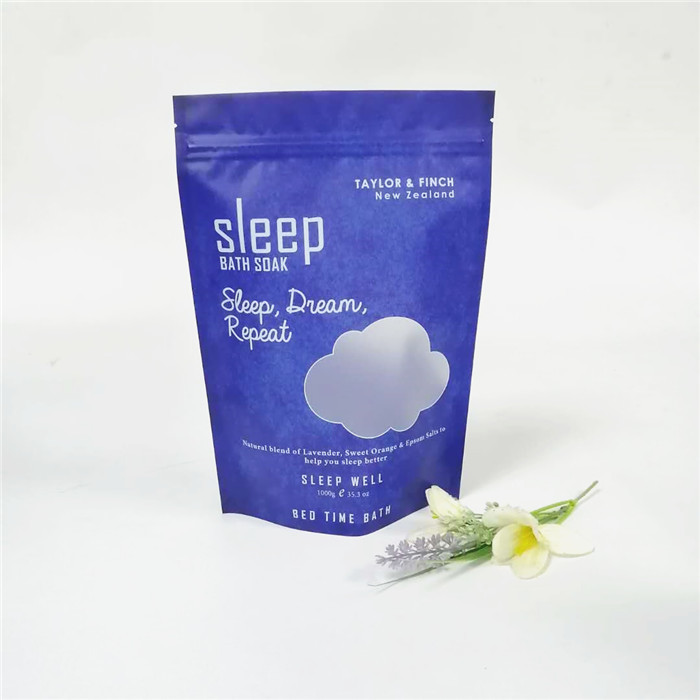 Körperpeeling stehen oben Aluminiumfolietasche mit Reißverschluss für rosafarbenes essention Salz