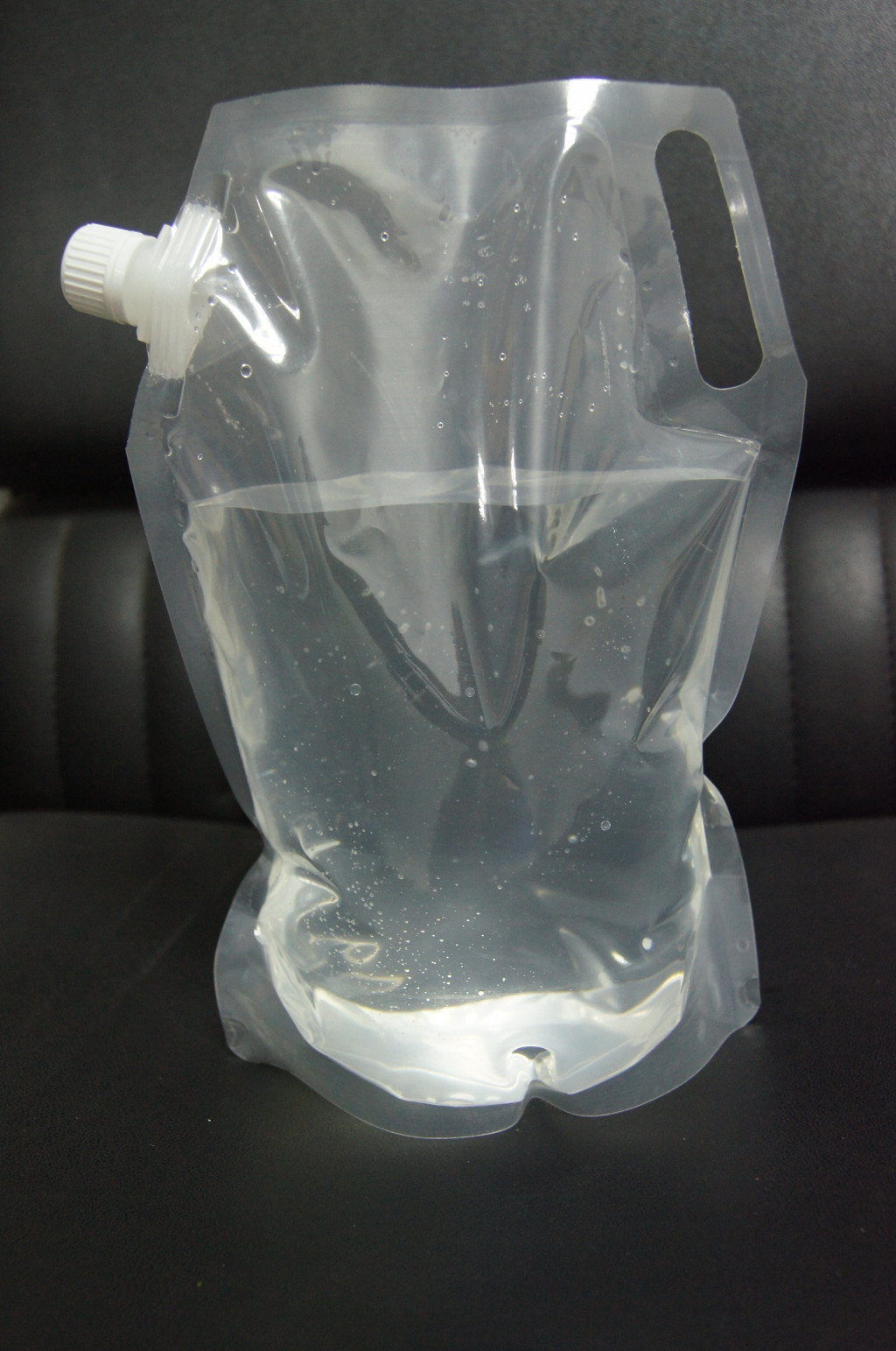 Bunter Druckwasser-Beweis stehen oben Verpackentasche mit Ecktülle für Liguid