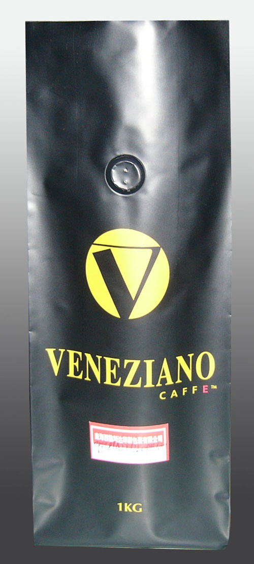 Die silbrigen Vakuumdichtungs-Teebeutel, die Mattende verpacken, stehen oben mit Entgasungs-Ventil